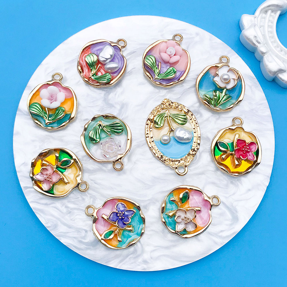 Colgante ovalado con flor y perlas estilo elegante