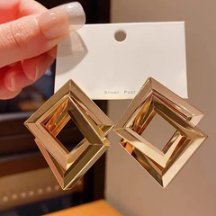 欧米の人気金属二重のひし形のイヤリングはシンプルでファッション的な個性があります。