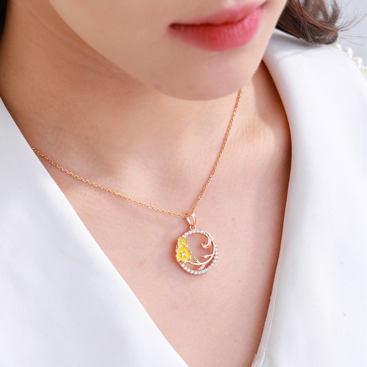 Joyería Xuping aleación dorada de color goteo de aceite micro incrustado con colgante de flores circulares de circonio coreano pequeño collar fresco para mujeres