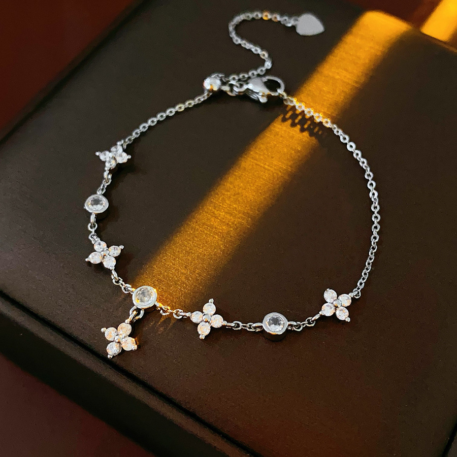 Pulsera de trébol de cuatro hojas con flores de circón súper parpadeante, lujo ligero, estilo frío, pulsera exquisita, sentido de alta gama, joyería de nicho femenina image 8