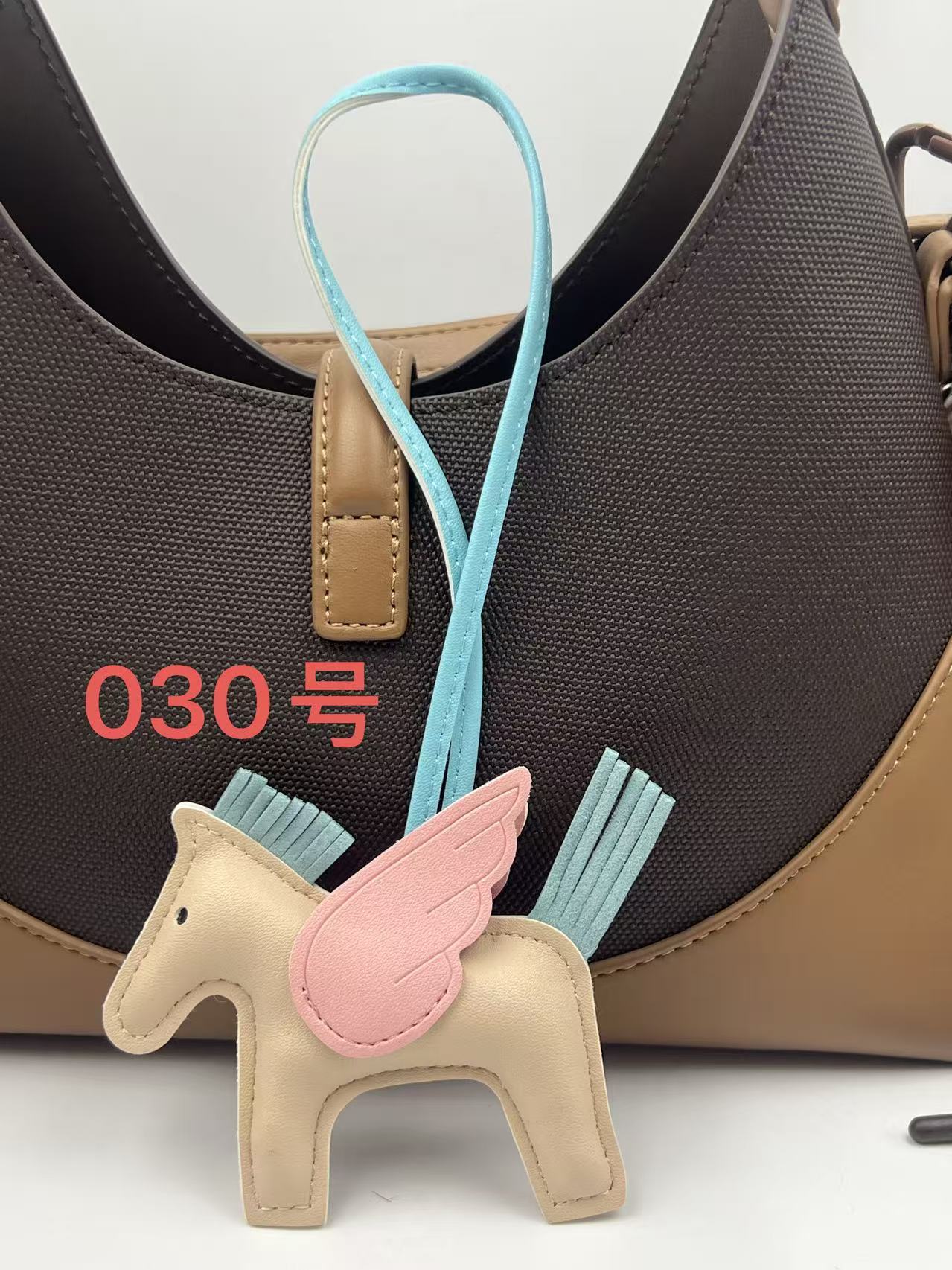 Colgante de bolsos Pegasus Mini Colgante de bolsos de estilo simple llaver de cuero image 34