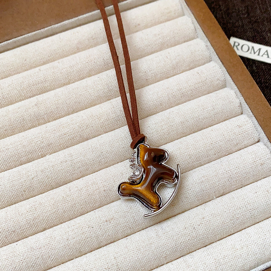Oro verdadero eléctrico galvanis colgante de piedra pony pendientes collar ligero lujo nicho universal conjunto temperamento alta sensación de joyería mujer