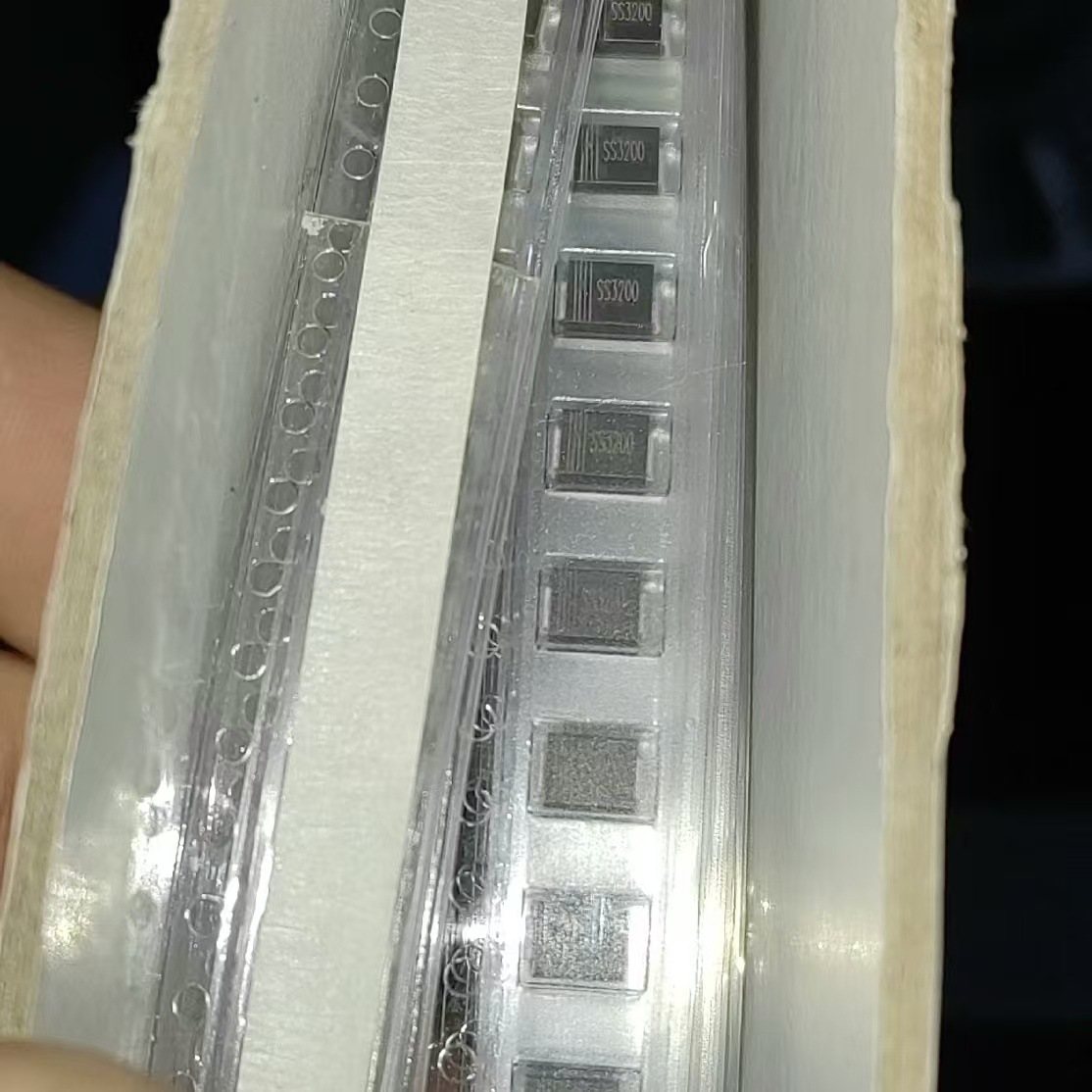 工厂直销 GW SS320 SR3200 SMB DO214AA 3A200V 贴片肖特基二极管