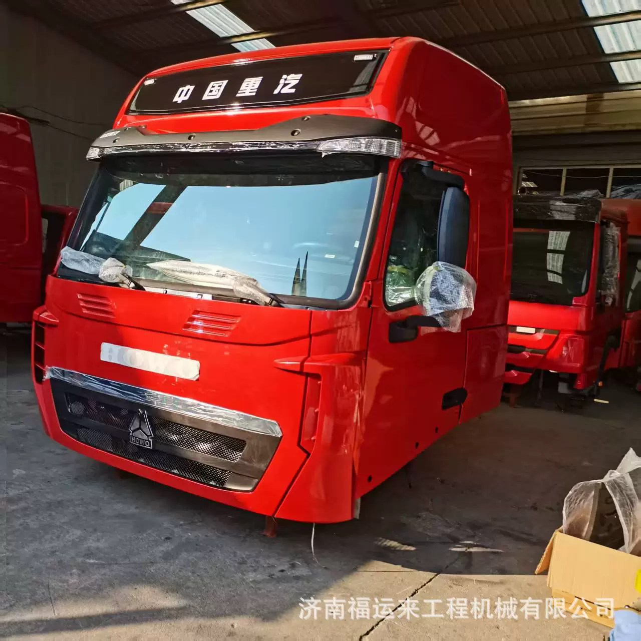 Кабина Howo TX в сборке с плоской крышей. Кабина Howo T7H в сборке и корпусе.