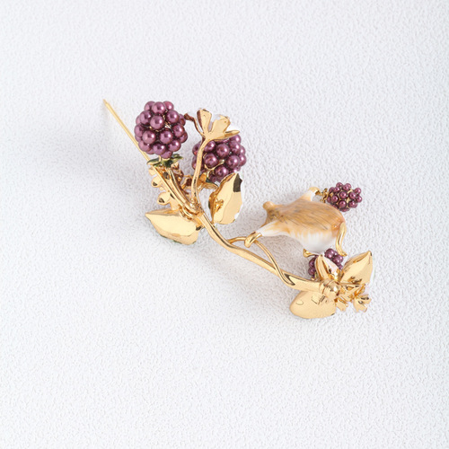 Wholesale European and American Decorative Items: Hand-painted Enamel Colorberry Tree Strawberry Flower Green Leaf Elegant Pin Mixed Batch