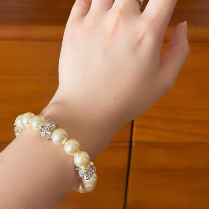 Three Horizontal Strands of Iris Flower Pearl Elastic Bracelets, French Retro Style, Maillard Light Luxury Niche Bracelets with a High-End Feel