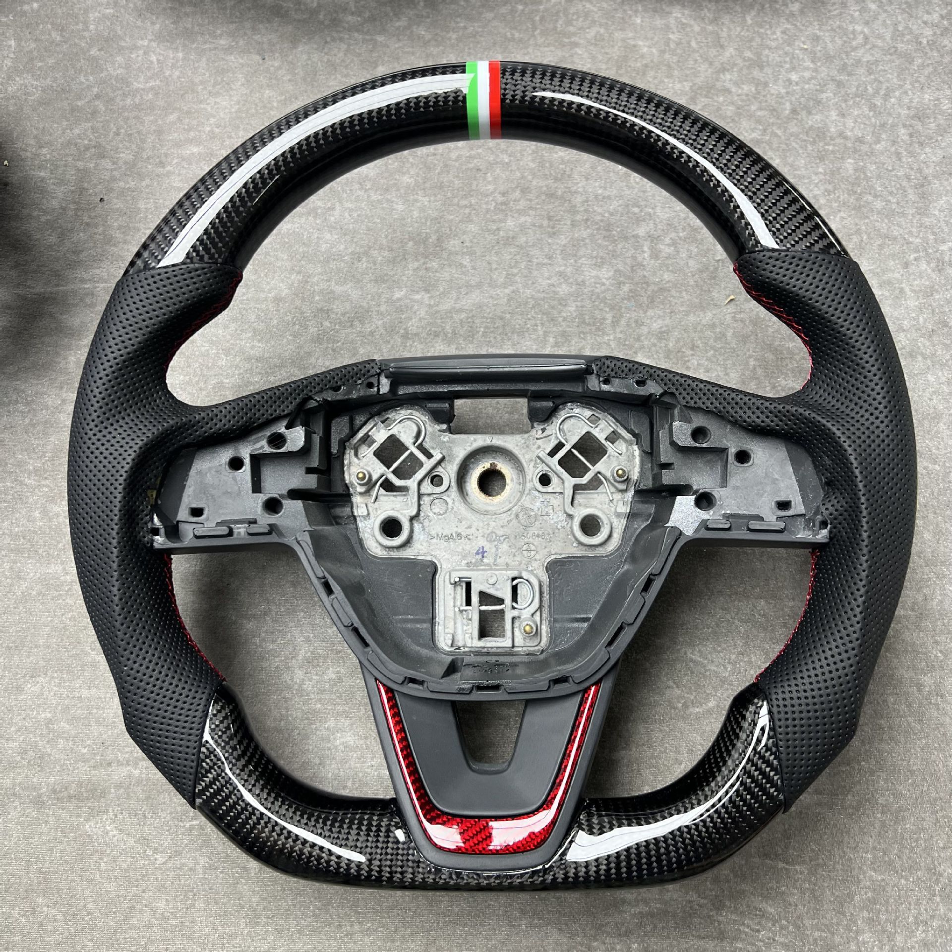 Car Carbon Fiber Steering Wheel Customization Is Suitable for Xpeng Car Interior Steering Wheel Assembly Upgrade and Modification Processing