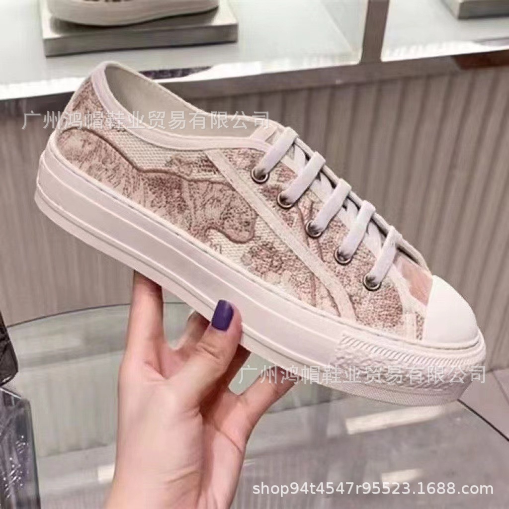 2024 Estación europea Primavera Nuevo estilo Bordado Alfabeto D Hogar Mujer Trendy ins Todo fósforo nicho Otoño Zapatos de lona plana Fondo plano