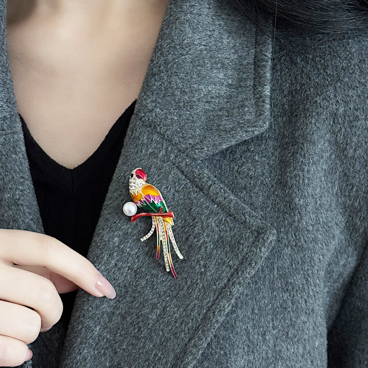 New simulation parrot brooch fashion luxury enamel pearl bird collar pin personality accessories corsage women