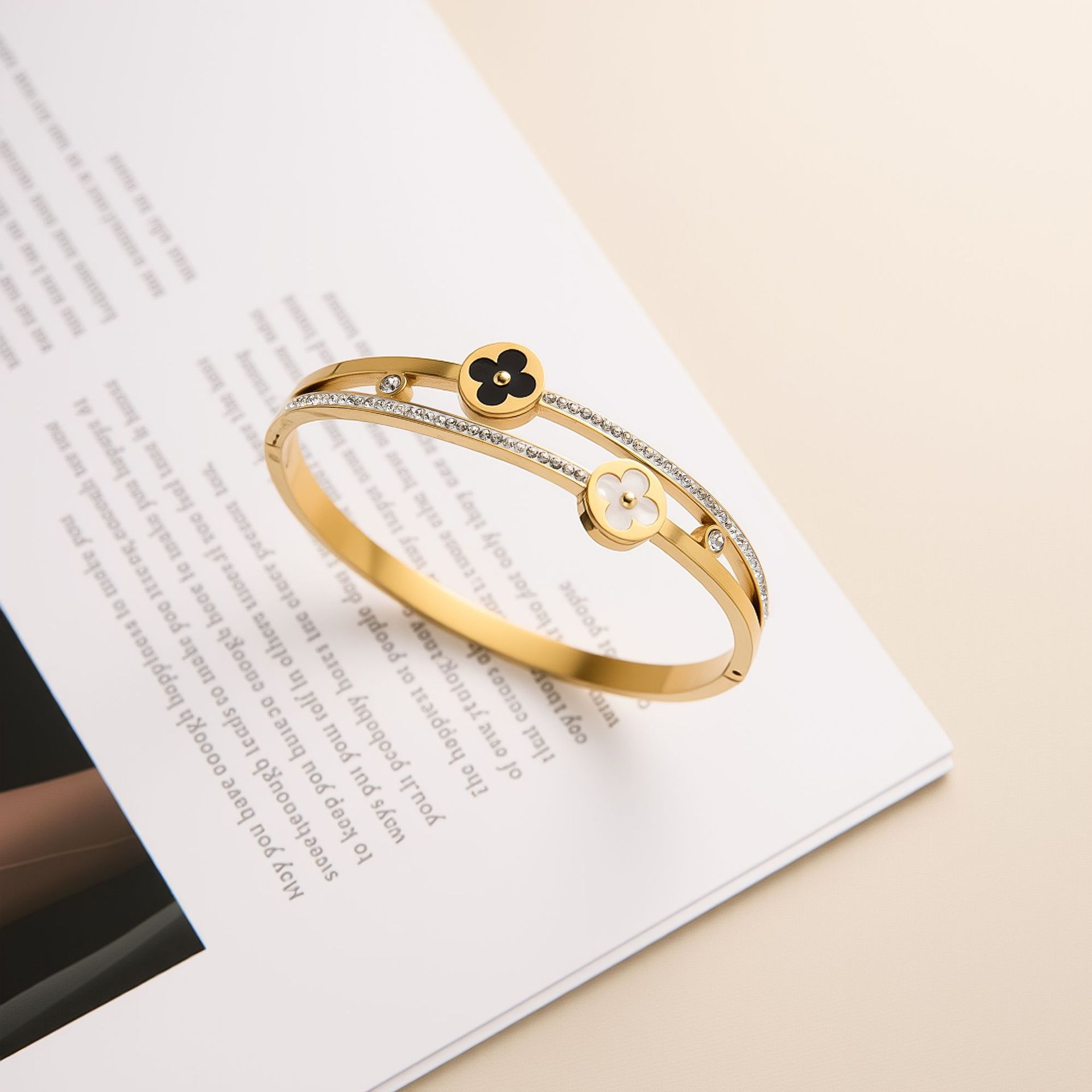 Moda coreana transfronteriza de titanio de acero blanco y negro de trébol de cuatro hojas pulsera femenina de concha blanca diamante 18k hebilla de oro pulsera joyería de mano
