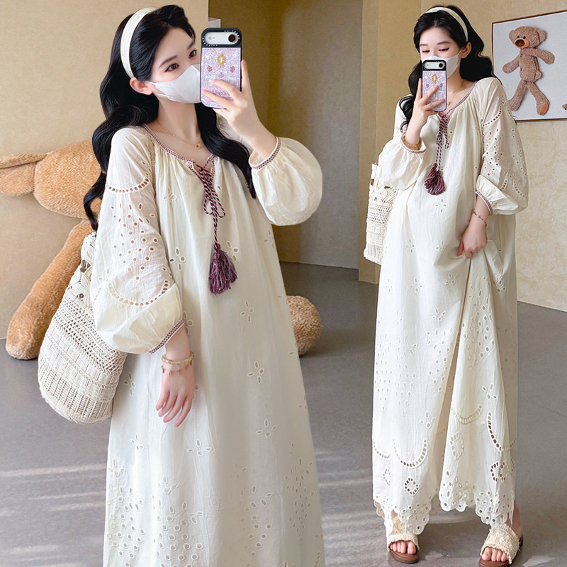 Maternity dress in French style, loose and casual, with hollowed-out long sleeves, cotton jacquard embroidery, holiday maternity long dress