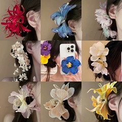 雰囲気感の赤い彼岸花のヘアピンの小衆の気質の側のアヒルの口はネットの赤い同種の高級感の髪飾りを挟みます。