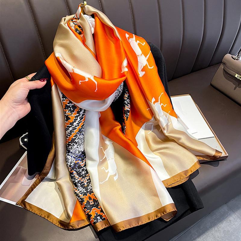 Nuevas letras europeas impresas en piedras preciosas amarillas imitación de seda seda brocado al aire libre con una toalla de playa bufandas de seda para mujeres