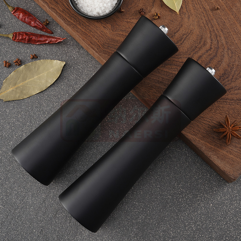黒い研磨器の台座の小さい腰の胡椒の研磨器の円柱は塩の陶磁器の芯のセットをつぶします。|undefined
