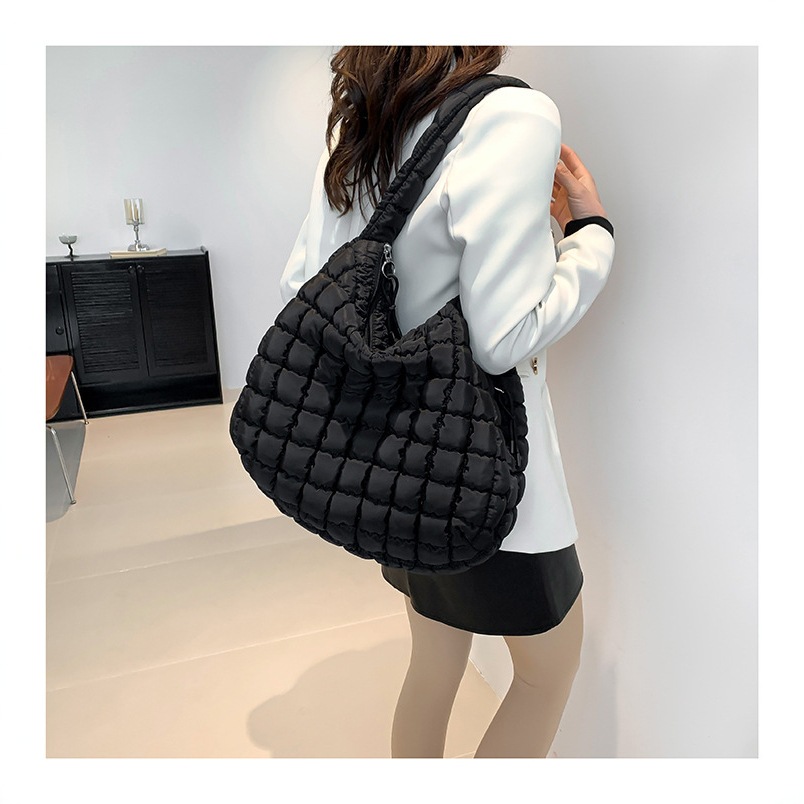 Women's Large Capacity Underarm Woven Bag 2024 New Simple Fashion Diamond Grid Tote Bag Versatile Shoulder Bag Luxury - Thumbnail 2
