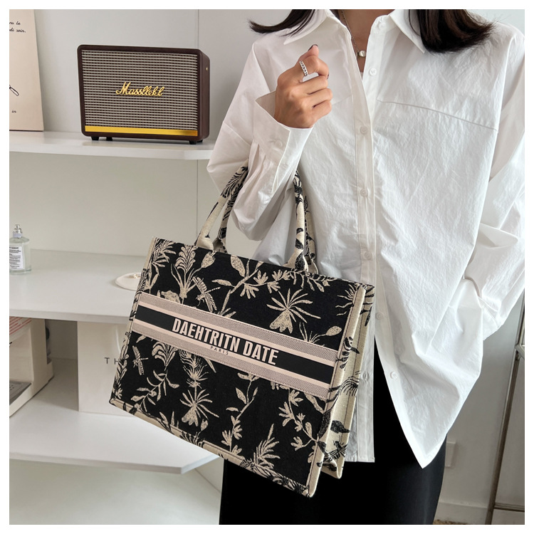 Medium Canvas Fashion Tote Bag display picture 2