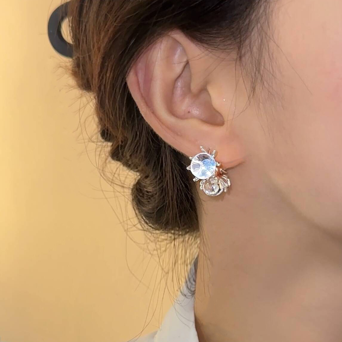 Oversized Sculptural Clear Acrylic Clip-on Earrings Modern Design_voghion.com