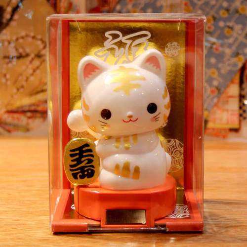 Solar Energy Wealth Bringing Ornament for Friends, Simple Automatic Wave, Living Room Car Decorative Creative Miniature