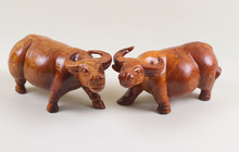 批发越南花梨木牛工艺品摆件一对 红木牛整木雕刻摆件生肖牛风水