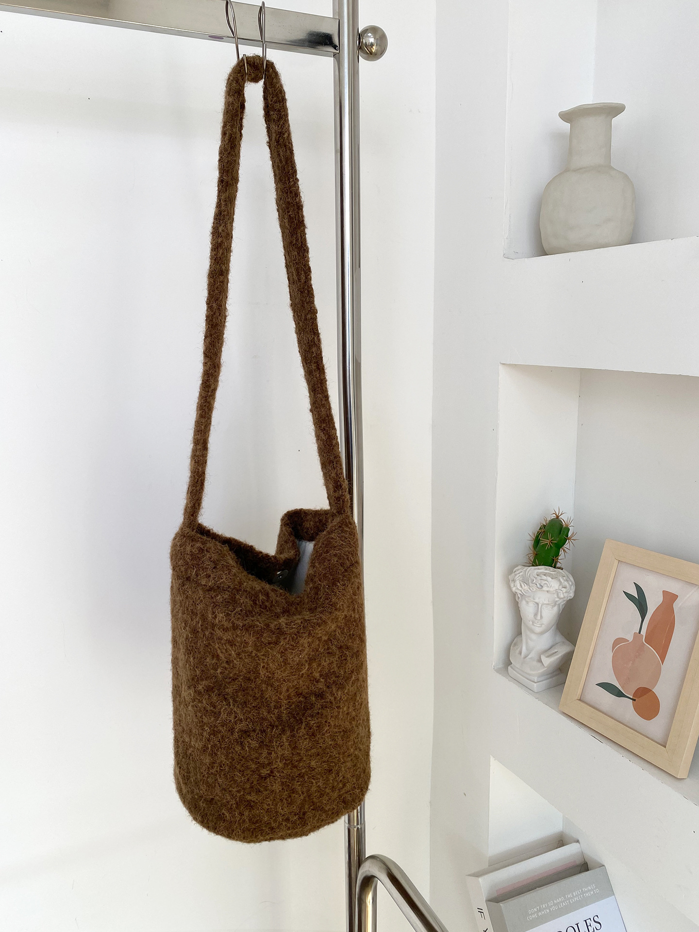 Otoño y invierno bolsas de balde de peluche suaves retrógradas versátiles bolsas de hombro coreanas simples de alta calidad de gran capacidad bolsas de hombro mujeres