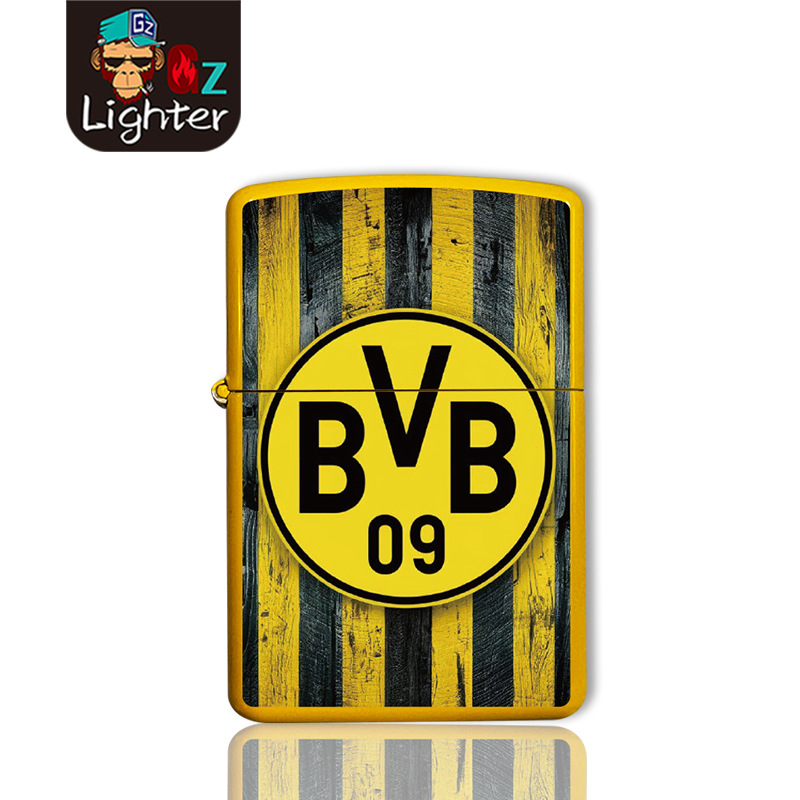 Encendedor de queroseno con diseño de jugador legendarario de la dinastía del fútbol, textura retro en relieve, acabado mate, artesanía