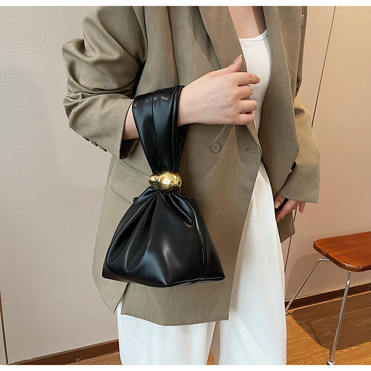 A high-end, niche and quirky small bag for women's autumn and winter 2025 new retro pleated mini bucket bag undefined