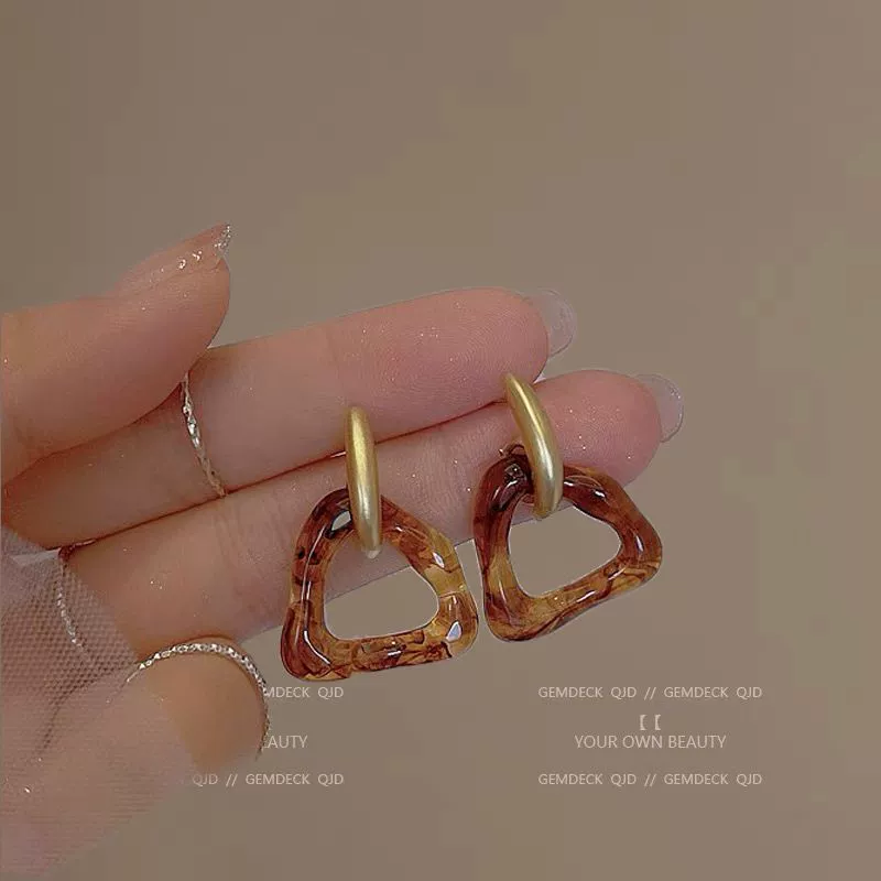Серьги асимметричные жемчужины, демисезонное украшение, простой и элегантный дизайн, европейский стиль, стиль легкой роскоши, высокий качество, оптом