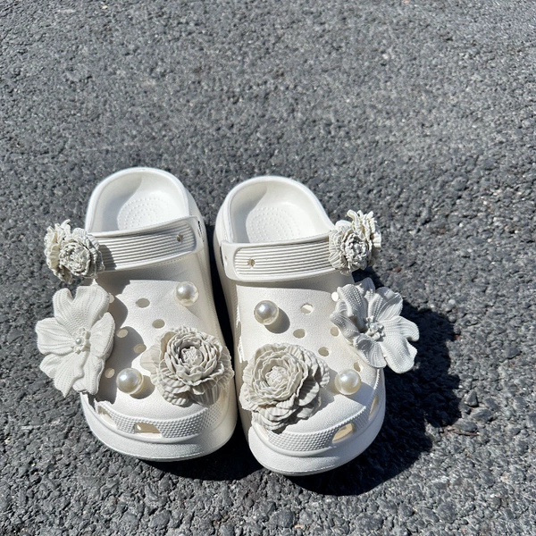 Bone white bouquet + pearls [12 shoe buckles] only send shoe flowers