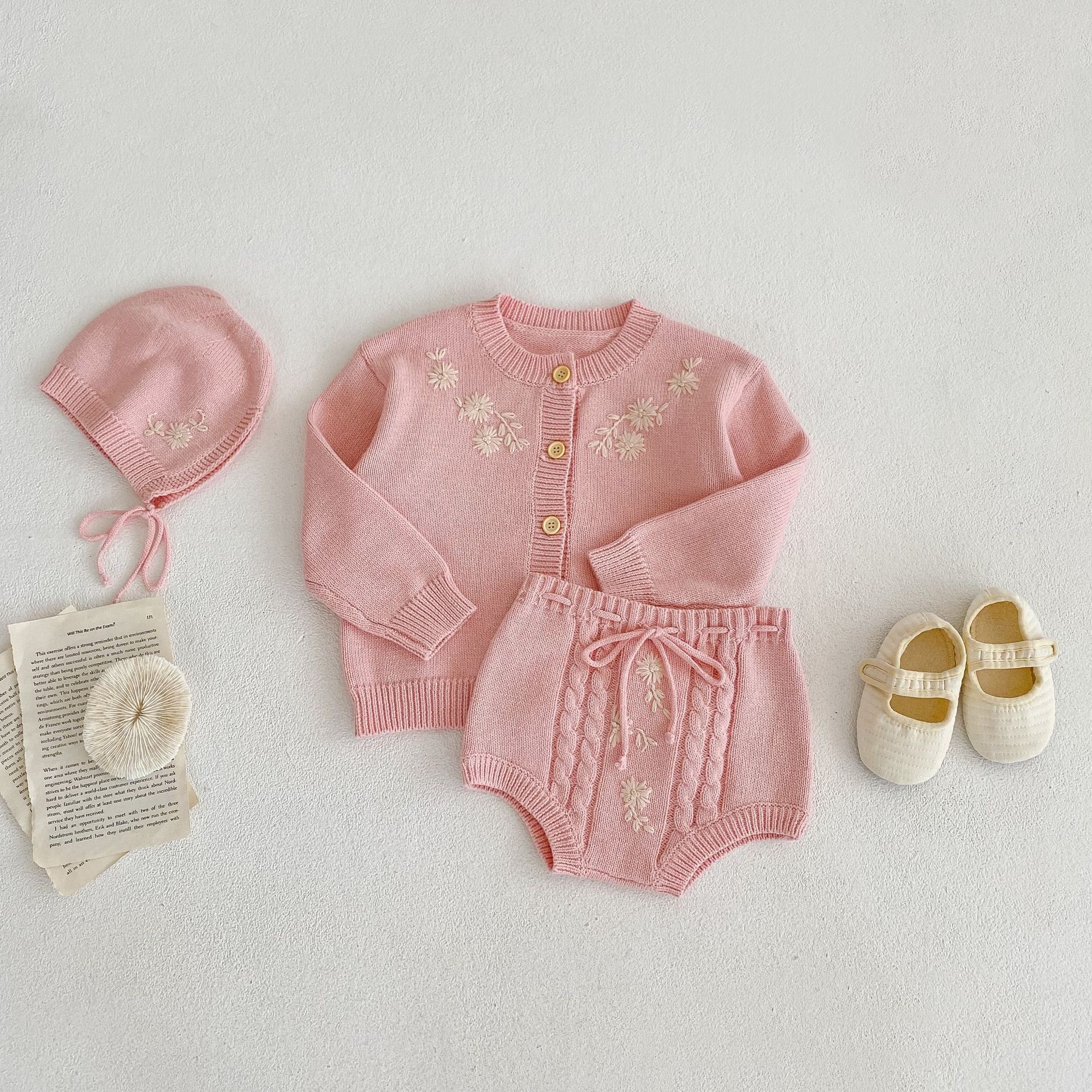 Hierscht 2024 Baby a Meedchen gestrickte handgestickte laangärmlech Top+Hosen+Hutt 3-Stéck Set_voghion.com