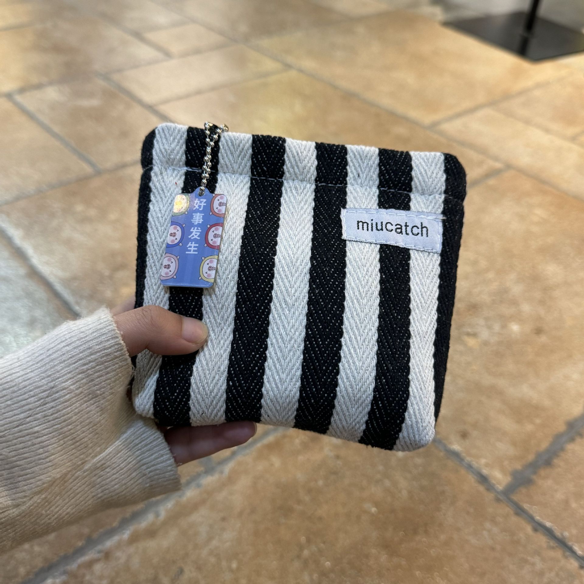 Bolso de maquillaje a rayas negras pequeñas