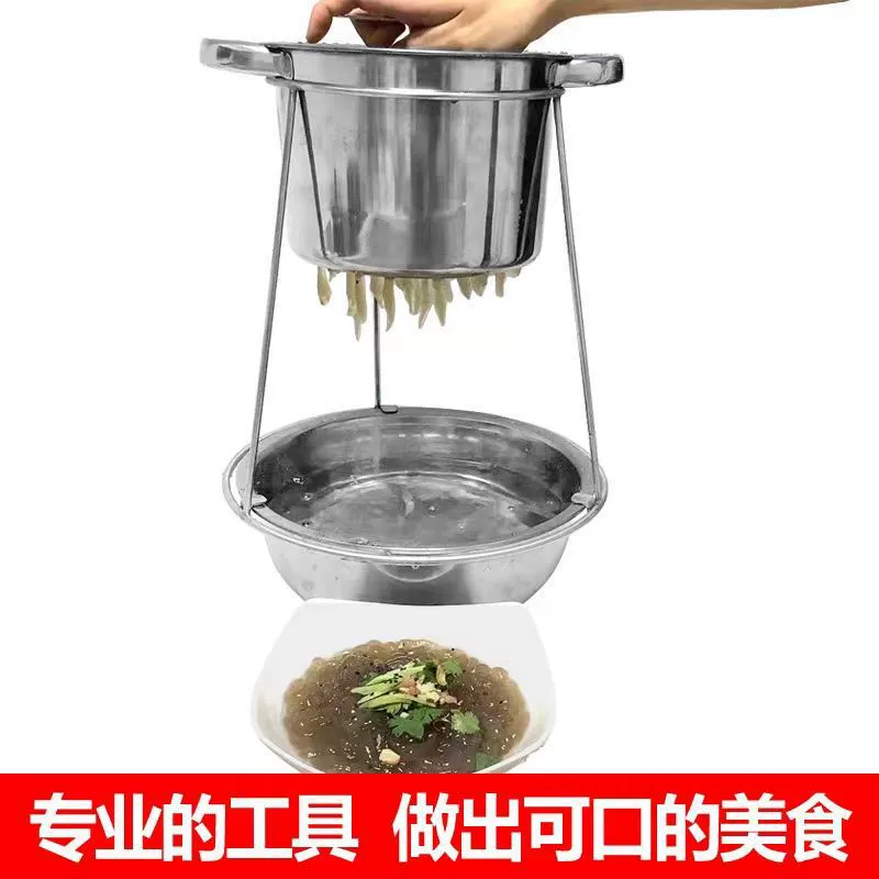 Инструменты для приготовления желе из цветов мёдовой шелковицы, включая дуршлаг, воронку, скиммер и сито.