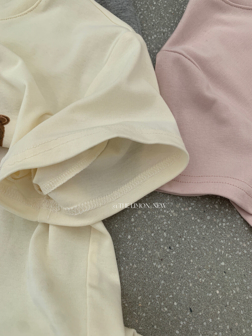 Áo thun nữ cổ tròn tay ngắn in hình chó con nơ hoa, phom vai vuông, phối màu pastel — trắng ngà, Màu cà phê, màu hồng, Xám hoa chi tiết 23