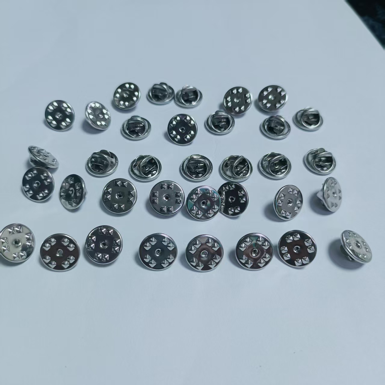 现货批发高级感金属蝴蝶帽蝴蝶扣卡帽胸针徽章首饰时尚饰品配件