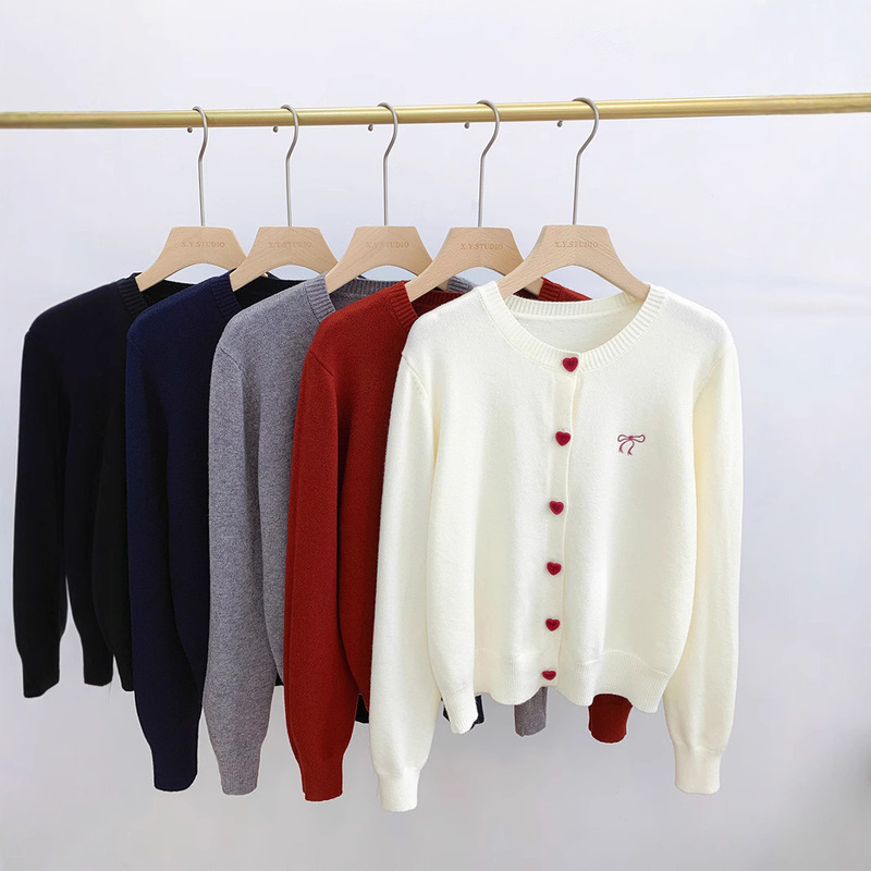 韓国の年齢を軽減する刺繍デザイン、シックなラブボタンショートカーディガン、秋冬の新しいスタイル、レイヤードインナージャケット|undefined
