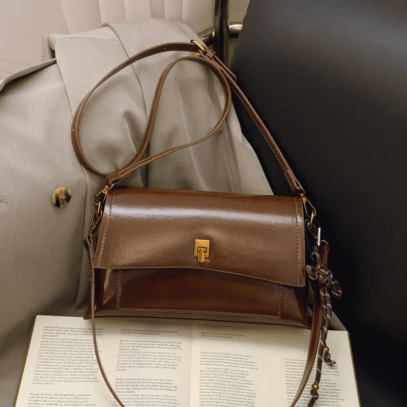 Bolso de axila de cuero de cera de aceite retro de alta gama para mujer 2025 nuevo bolso cuadrado pequeño de un solo hombro de moda simple de cercanías