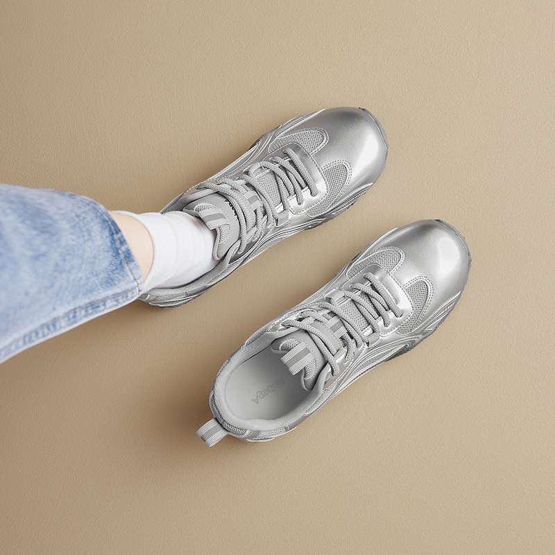 Zapatos de entrenamiento de plata de Augu Shi Deng para mujeres 2025 nuevos zapatos de invierno retro con suela gruesa y veludo deportivos casuales de plancha