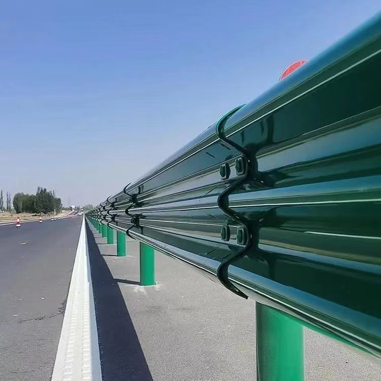 Fabricante de barandillas en forma de onda Estándar nacional Tablero de barandilla rociado de plástico galvanizado en caliente de dos ondas y tres ondas