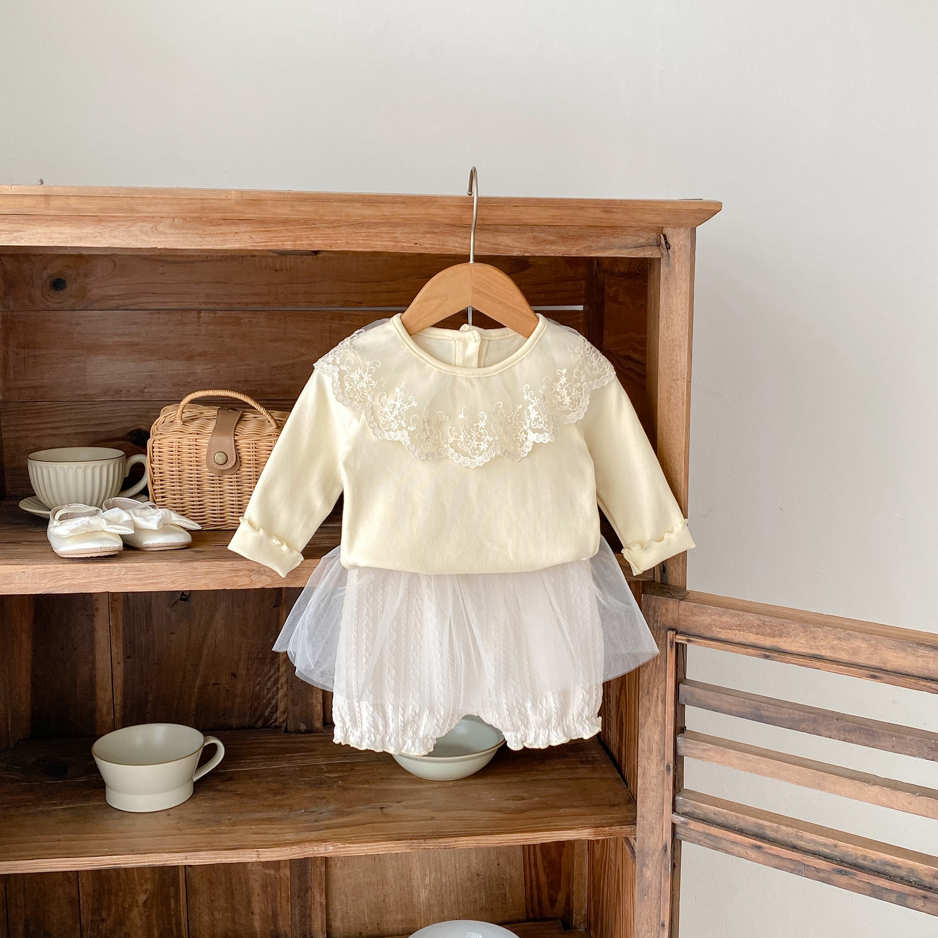 Jesenski set od tri dijela za djevojčice 2024. s čipkastom majicom s ovratnikom, mrežastim hlačama i jednobojnim žakard kaputom, Taken_voghion.com