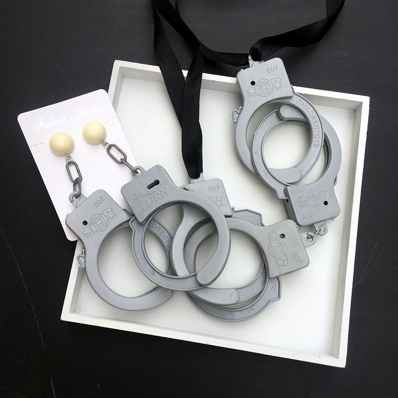 1 Pair Novelty Handcuffs Resin Women's Earrings display picture 6