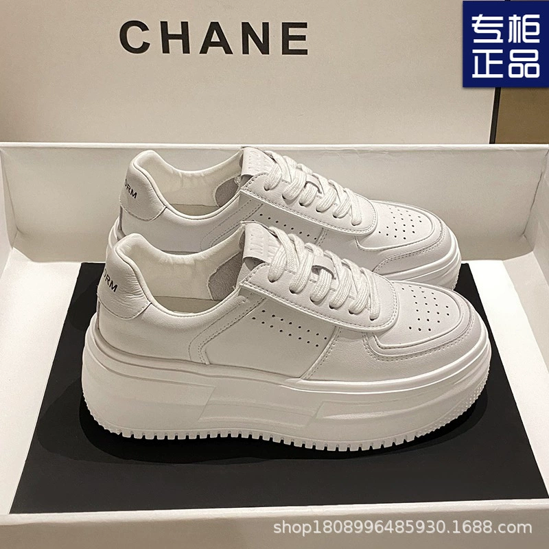 Маленькие белые туфли на толстой подошве, женские туфли, 2023 новые летние туфли из тонкой сетки, подходящие ко всему, увеличивающая рост, повседневные туфли из бисквита