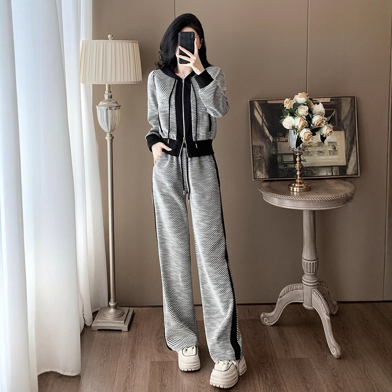 2025 Autumn Outfit with a High-End Feel, Age-Reducing, Slimming, Stylish, Fashionable Casual Sports Sweatshirt and Pants Set for Women