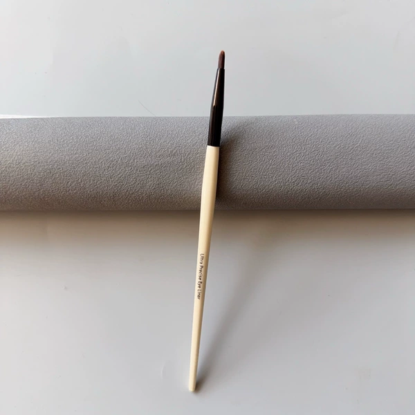 Point cone eyeliner brush