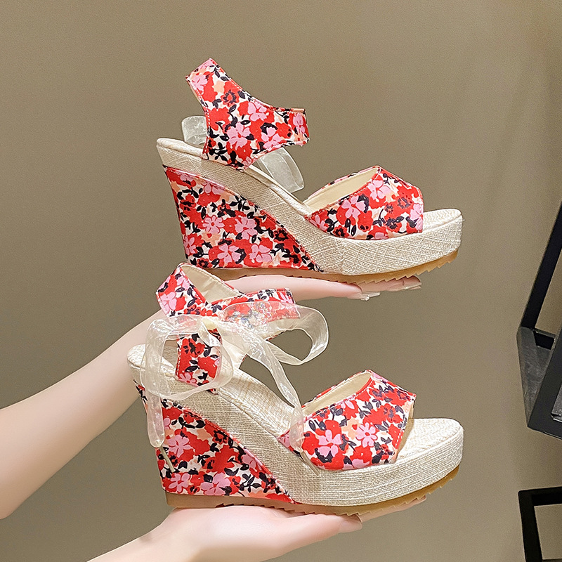 Fashionable sandals wedge heel heels with shoelaces platform