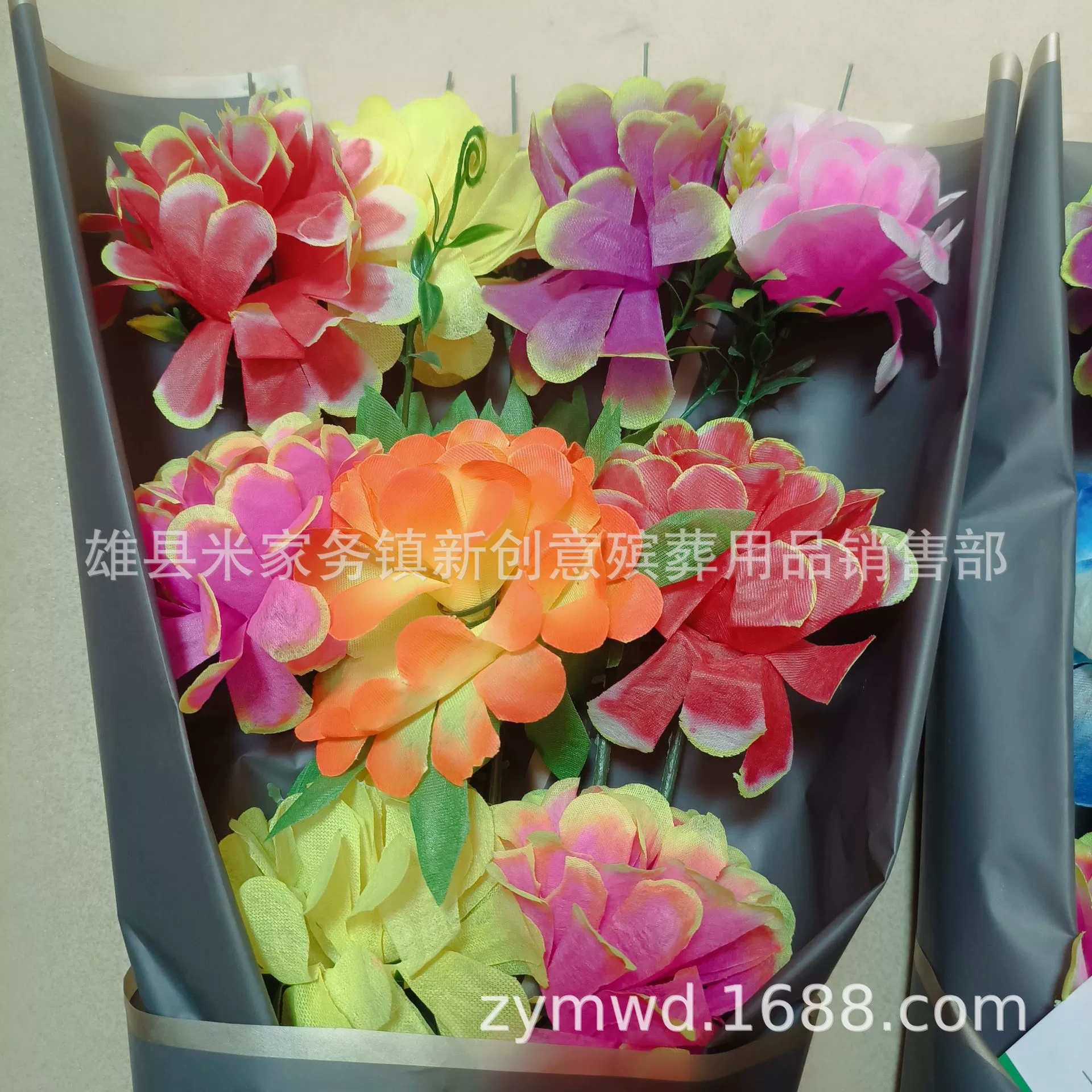 Qingming Festival hand-held bouquet multi-color ball chrysanthemum tombstone bouquet new creative funeral floral art for worship presenting flowers