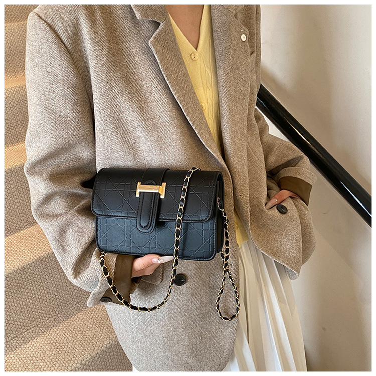 This stylish, high-quality, and trendy hand-held crossbody bag is a new cross-border women's bag for autumn and winter 2024. It features a checkered commuter single-shoulder bag undefined