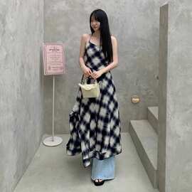 法式黑色格纹吊带连衣裙子女夏季2025新款高级设计感气质绝美长裙