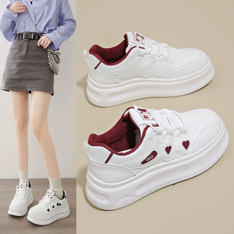Спортивная обувь интернет-знаменитостей для женщин, весна и лето 2025, новый стиль, простые дышащие белые кроссовки, студенческие повседневные туфли на толстой подошве