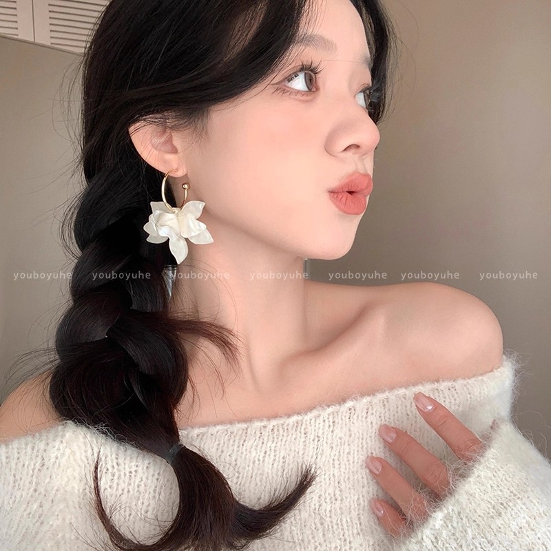 Orecchini pendenti da donna dal design vintage, super fatato, eleganti e dai petali esagerati, gioielli unici di alta gamma._voghion.com