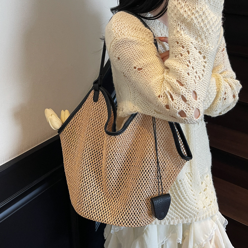 Bolso de paja de diseño hueco popular de verano para mujer 2025 nuevo bolso de viaje junto al mar bolso de viaje de gran capacidad