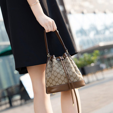 ���m���p��Ů��2024�¿��ع��̽�ˮͰ���ٴ�μ�б�������Ů